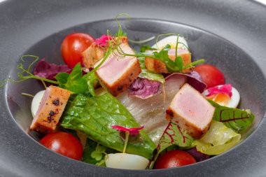 Sebze salatası ve soslu taze ton balığı. Sağlıklı yiyecek.