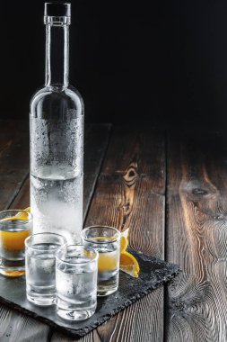 Kırsal ahşap arka planda shot bardaklarında votka