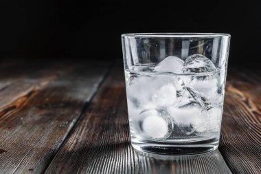 Kırsal ahşap arka planda shot bardaklarında votka
