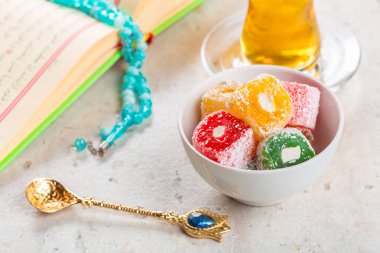 Kuran, çay ve Türk lokumu.