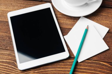 Dijital tablet bilgisayar ve bir fincan kahve..