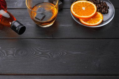 Tahta bir masada viski ve viski taşları.