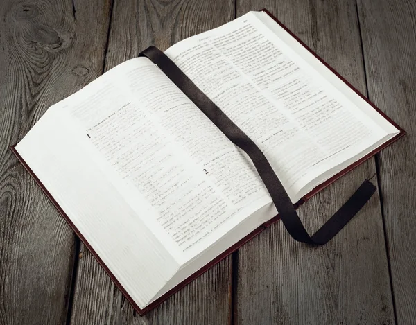 Sacra Bibbia Tavolo Legno — Foto Stock