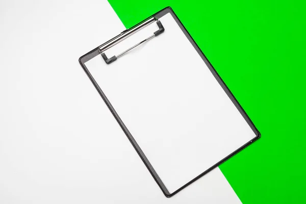 Prázdný Papír Schránkou Světle Zeleném Pozadí Papíru Kopírování Místa — Stock fotografie