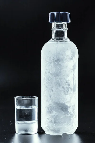Butelka Zimnej Wódki Ciemnym Tle — Zdjęcie stockowe