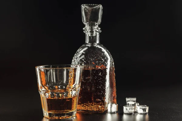 ウイスキーと角型デカンタのグラス — ストック写真