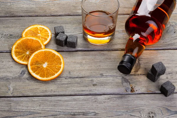 Виски Апельсиновыми Фруктами Темном Деревянном Фоне — стоковое фото