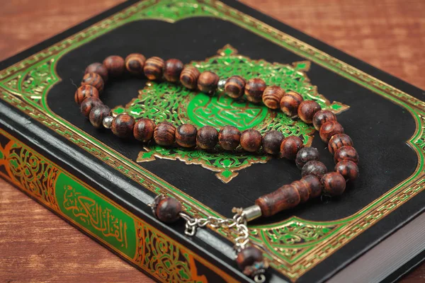 Drei Monate Das Islamische Heilige Buch Koran Mit Rosenkranzperlen Ramadan — Stockfoto