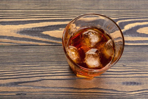 Whisky Kostkami Ledu Dřevěném Pozadí — Stock fotografie