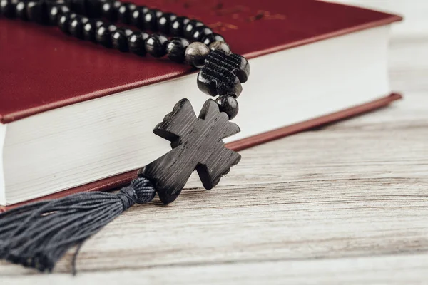 Bibel Und Kruzifix Auf Einem Alten Holztisch Religionskonzept — Stockfoto