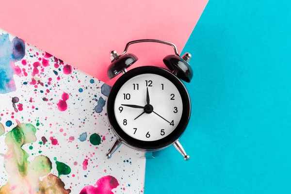 Relógio Alarme Vintage Fundo Colorido Criativo Com Borrifos Tinta — Fotografia de Stock
