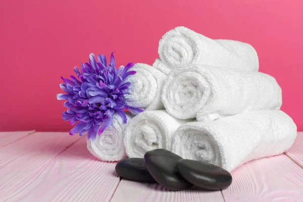 Clean Soft Towels Flower Wooden Table — Stock Photo, Image