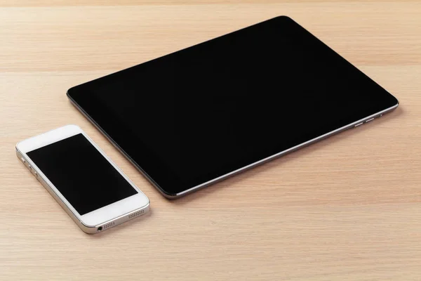 Tablet Digital Dan Smartphone Atas Meja — Stok Foto