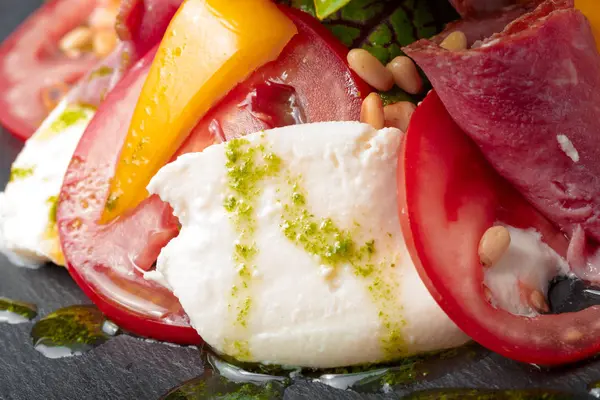 Friss Olasz Caprese Saláta Mozzarellával Paradicsommal Sötét Tálcán — Stock Fotó