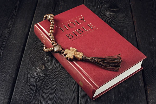 Bibel Und Kruzifix Auf Einem Alten Holztisch Religionskonzept — Stockfoto