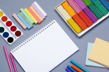 Renkli hamuru yoğurmak kutusunda için. Studio fotoğraf