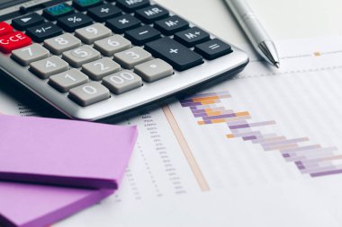 Ofisteki hesap makinesiyle iş hayatı.