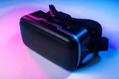 Video kayıt cihazı. Sanal gerçeklik ekipmanları masada..