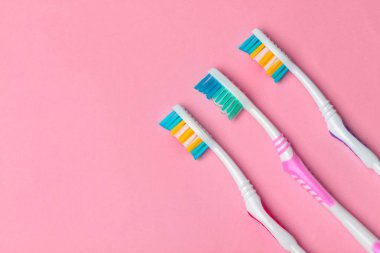 Pembe arkaplanda diş fırçaları