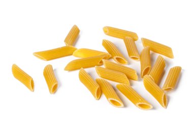 beyaz arkaplanda makarna