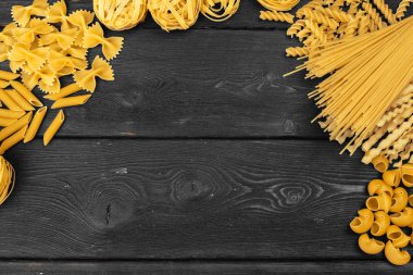 Çeşitli makarnalar. Pişirme konsepti.