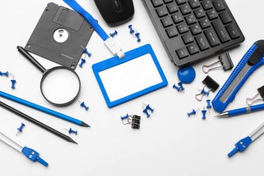 İş, eğitim, ofis hala hayat konsepti. Aksesuarlar, malzemeler, kırtasiye malzemeleri.