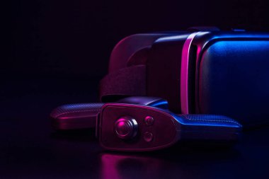 Video kayıt cihazı. Sanal gerçeklik ekipmanları masada..