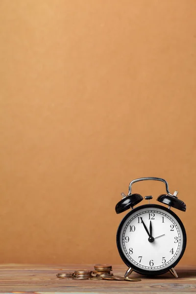 Temps Est Argent Horloge Table Avec Des Pièces — Photo