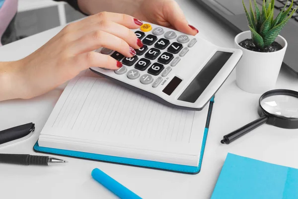 Zakelijke Vrouw Werkt Met Financiële Gegevens Hand Met Behulp Van — Stockfoto