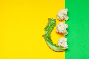 Karnabahar parçaları parlak sarı bir arkaplanda