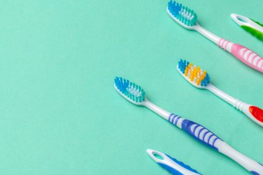 Mavi arkaplanda diş fırçaları