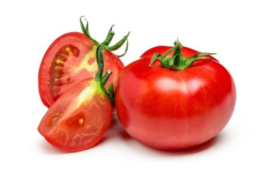 Beyaz arka planda kesilmiş kırmızı domates sebzesi