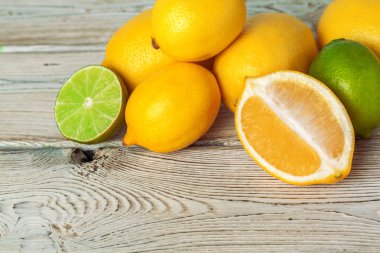 Tahta masadaki limon yığını