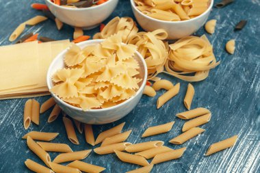 Masada farklı makarna tipleri var..