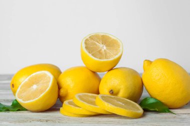 Tahta masadaki limon yığını