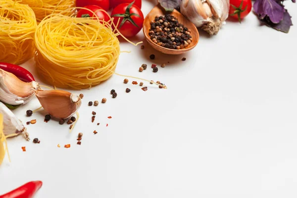 Makaron Spaghetti Składnikami Gotowania Makaronu Białym Tle Widok Góry — Zdjęcie stockowe