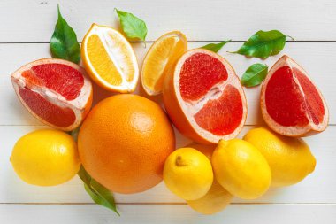 Tahta bir masada dilimlenmiş greyfurt..