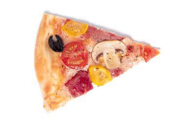 Beyaz arka planda izole edilmiş taze İtalyan klasik orijinal pizzası.