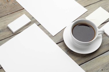 Sahte kimlik şablonu, defter ve kahve seti. Kahve molası.