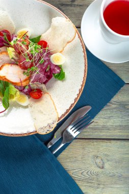 Tavuk göğsü, roka ve domatesli taze salata. Üst görünüm