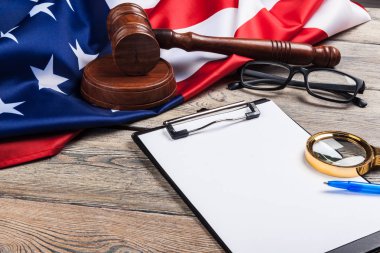 Boş klip tahtası ve ahşap arka planda ABD bayrağı