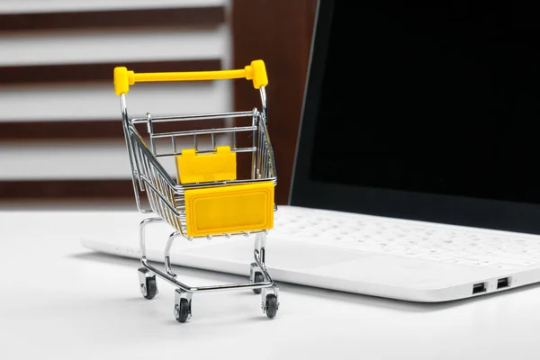 Koncepcja Zakupów Online Koszyk Zakupy Laptop Biurku — Zdjęcie stockowe