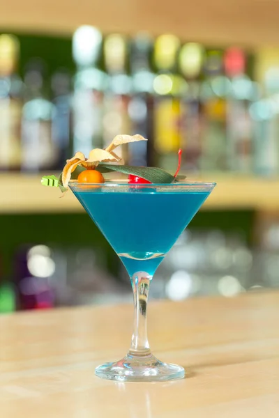 Glas Van Cocktail Versierd Met Fruit Aan Bar Teller Achtergrond — Stockfoto