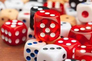 Tahta masadaki zarlar. İş riski kavramı.