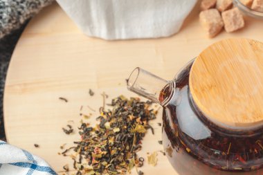 Çaydanlıkta çay demliği, ahşap tabakta yakın.