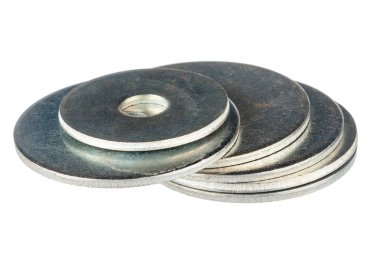 Metal cevizler beyaz arkaplanda izole