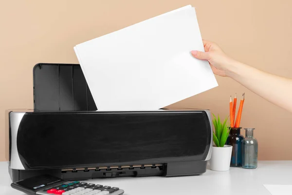 Frau Benutzt Drucker Zum Scannen Und Drucken Von Dokumenten — Stockfoto