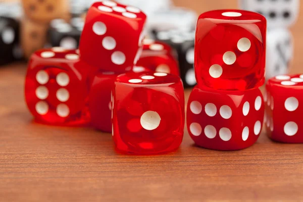 Tahta masadaki zarlar. İş riski kavramı.