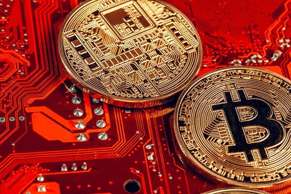 Arka Planda Altın Bitcoin Bilgisayar Çipi — Stok fotoğraf