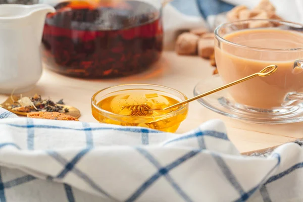 Çay zamanı. Güzel dekore edilmiş bir masada bir fincan çay.